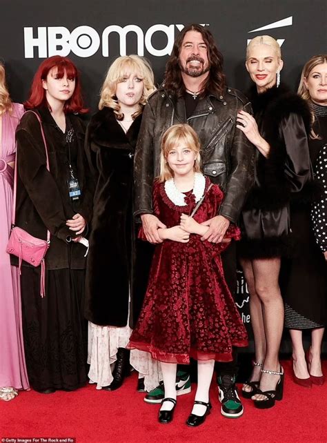 Dave Grohl Kids: Meet Violet Maye, Harper Willow and Ophelia。